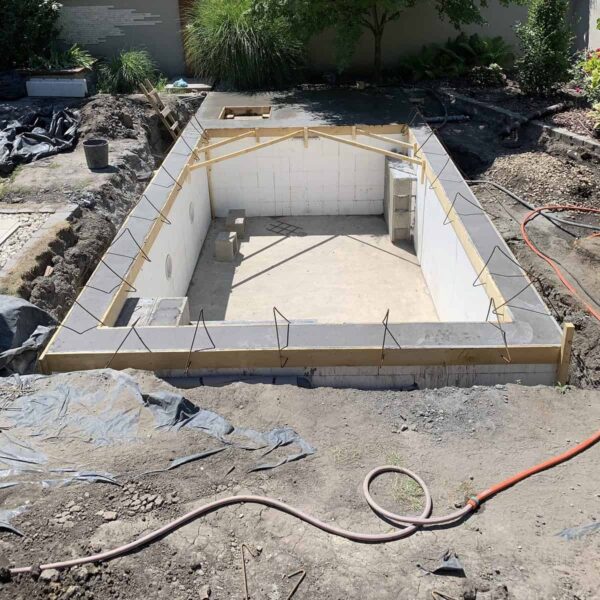 Csúsztatott lépcsős medence_3