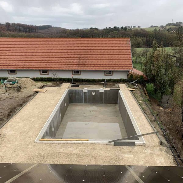 Saroklépcsős medence fedéssel_4