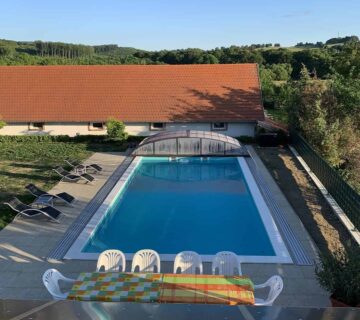 Saroklépcsős medence fedéssel_ref