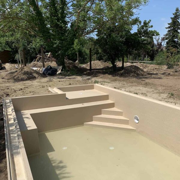 Saroklépcsős ülőpad napozós medence_ref