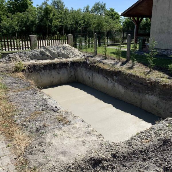 Épített fóliás medence körüljáróval1