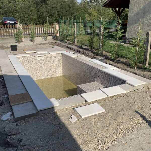 Épített fóliás medence körüljáróval4