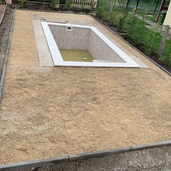 Épített fóliás medence körüljáróval5